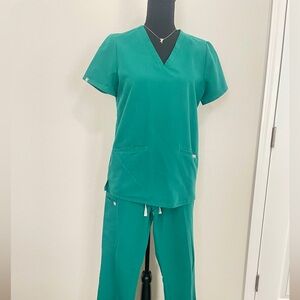 Figs  Women's Hunter Green Casma Three Pocket Scrub Top